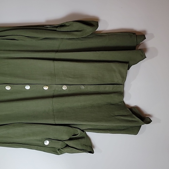 ND New Directions Green Button-up - Roll-tab sleeves V-neck -Back button design - Picture 7 of 15